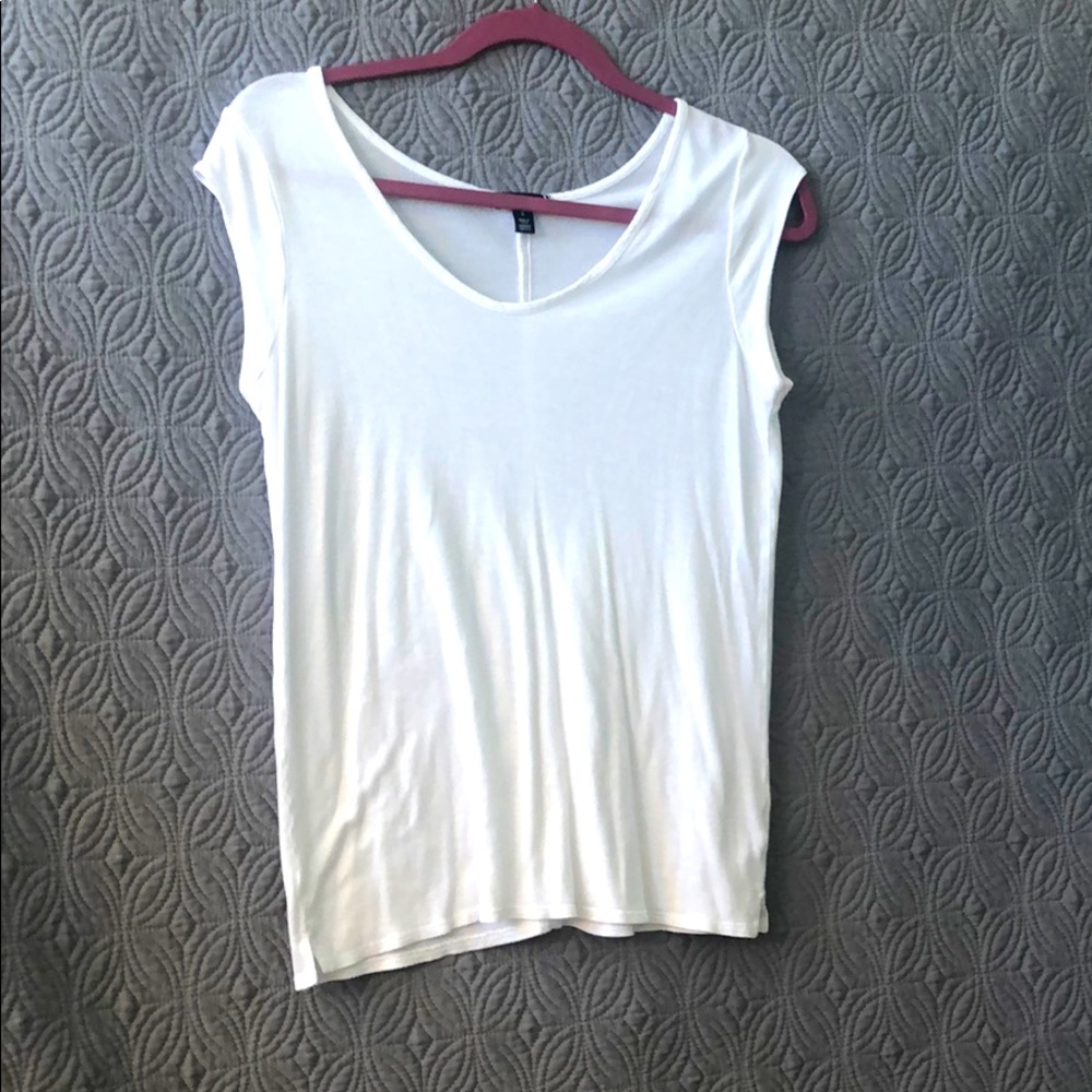 Scoop neck white tee